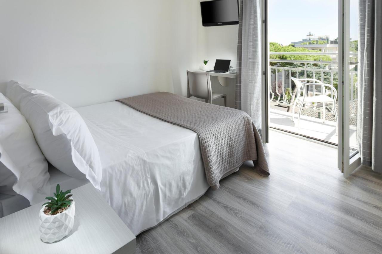 Hotel Zanarini In Centro A 리치오네 외부 사진