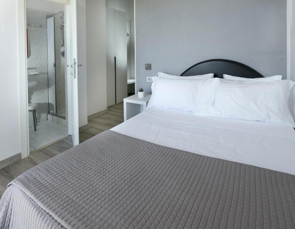 Hotel Zanarini In Centro A 리치오네 외부 사진