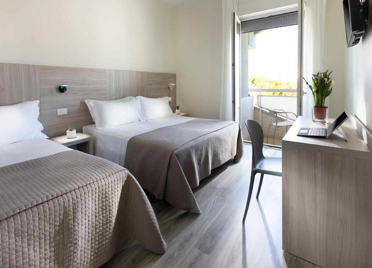Hotel Zanarini In Centro A 리치오네 외부 사진