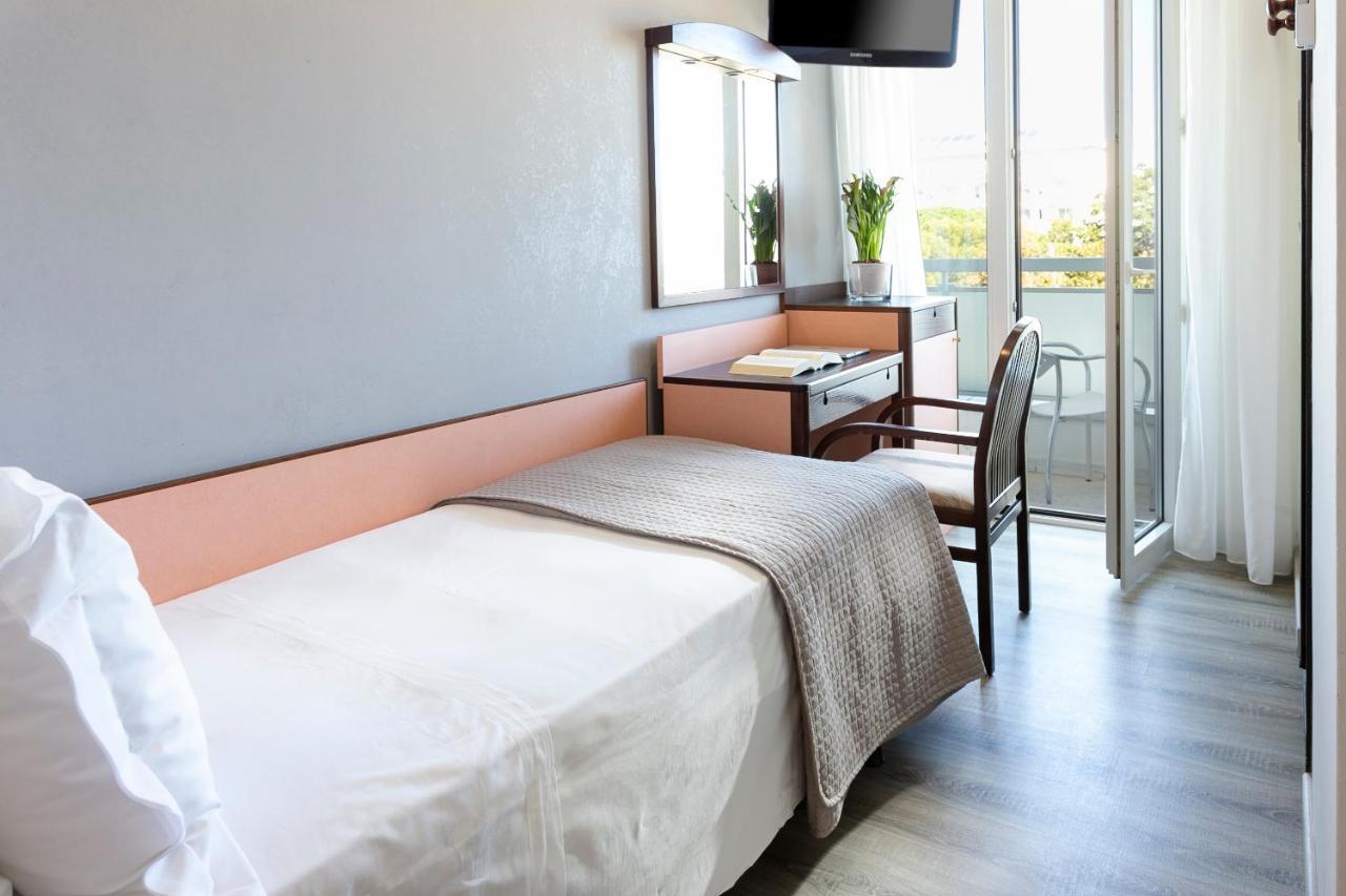 Hotel Zanarini In Centro A 리치오네 외부 사진