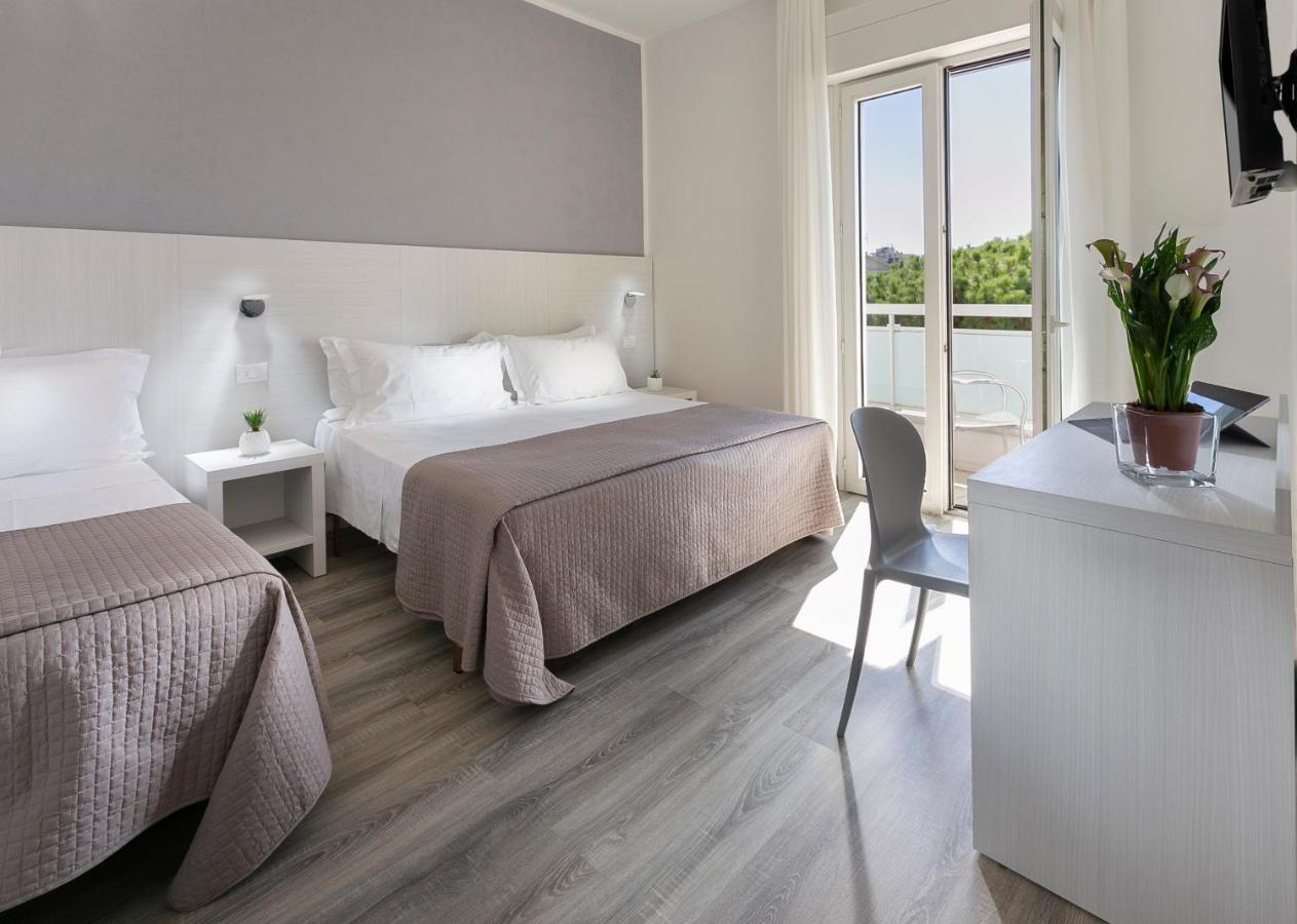 Hotel Zanarini In Centro A 리치오네 외부 사진