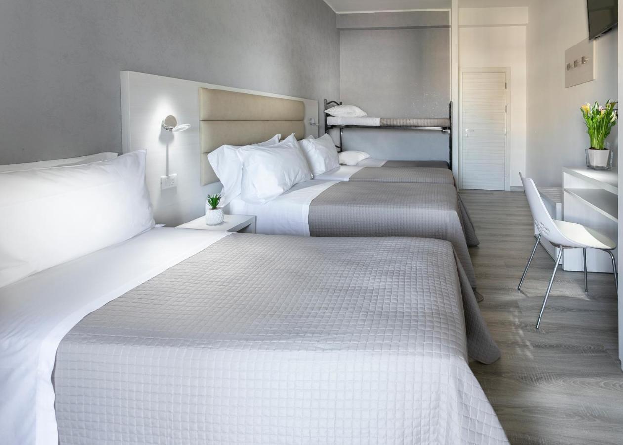 Hotel Zanarini In Centro A 리치오네 외부 사진