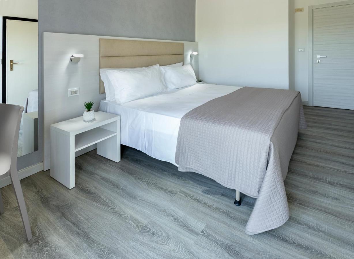 Hotel Zanarini In Centro A 리치오네 외부 사진