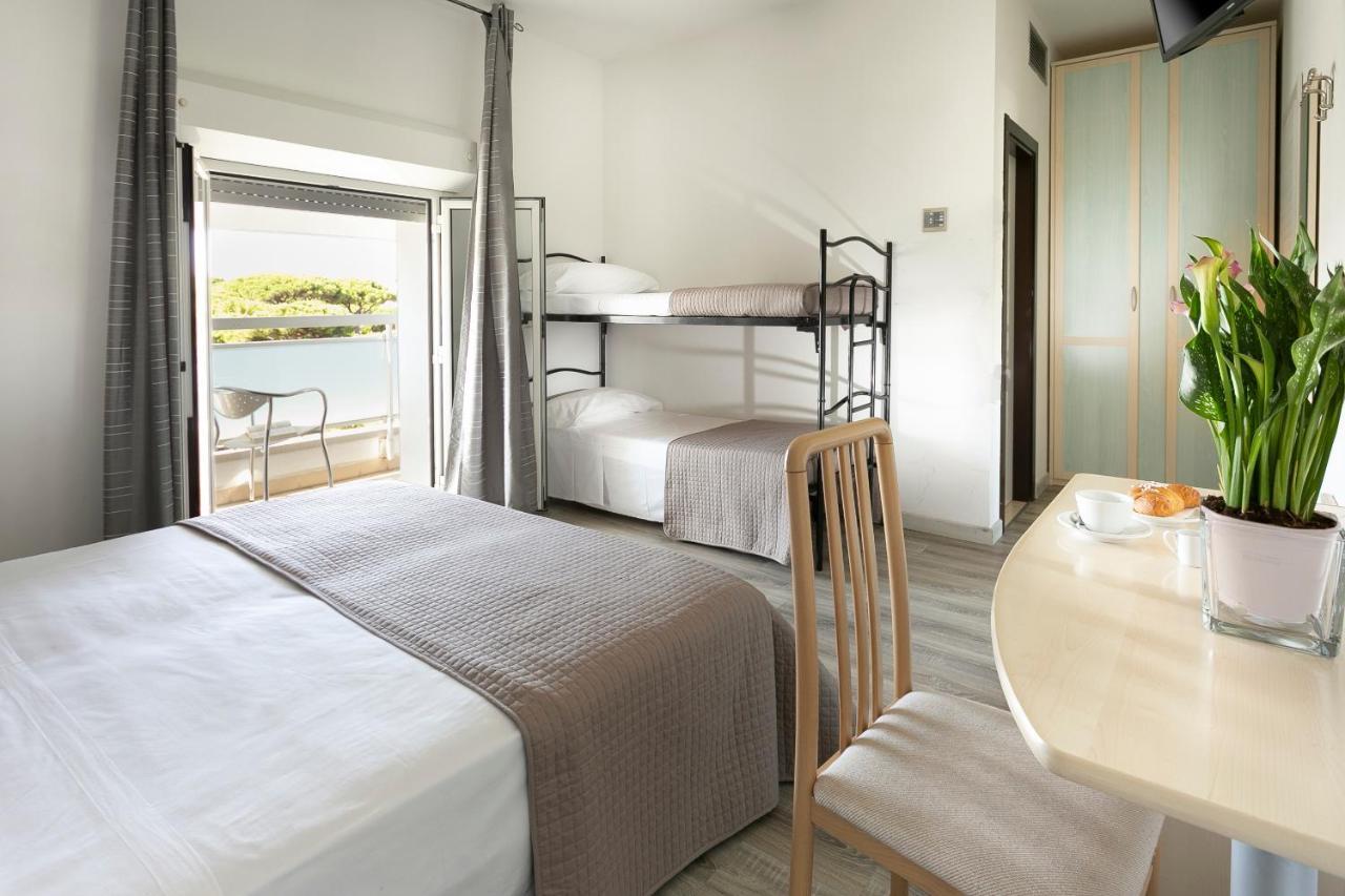 Hotel Zanarini In Centro A 리치오네 외부 사진