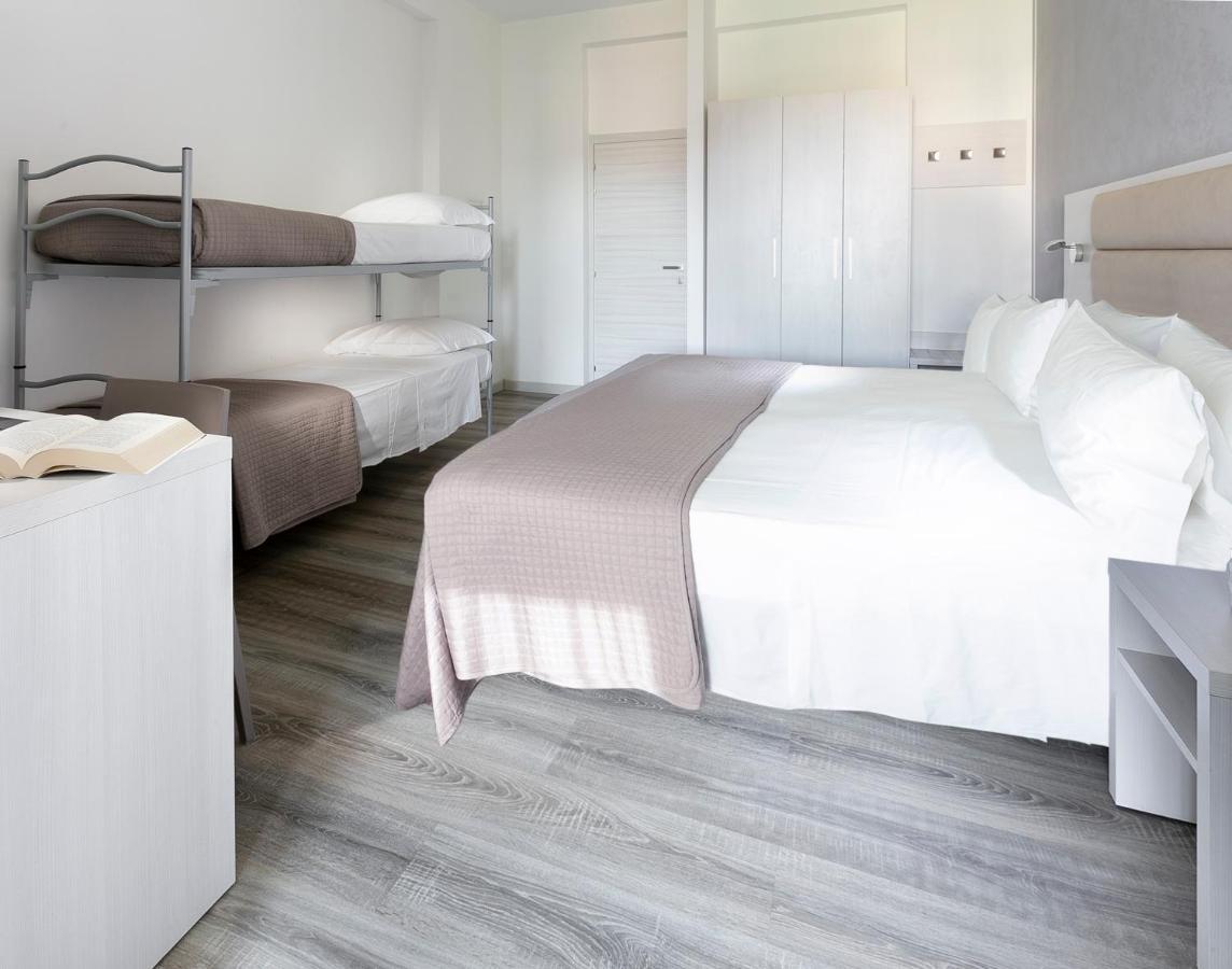 Hotel Zanarini In Centro A 리치오네 외부 사진