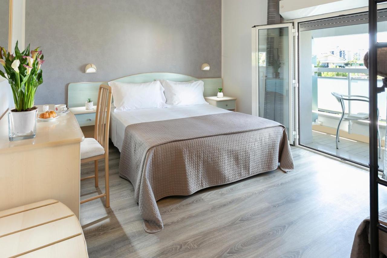 Hotel Zanarini In Centro A 리치오네 외부 사진
