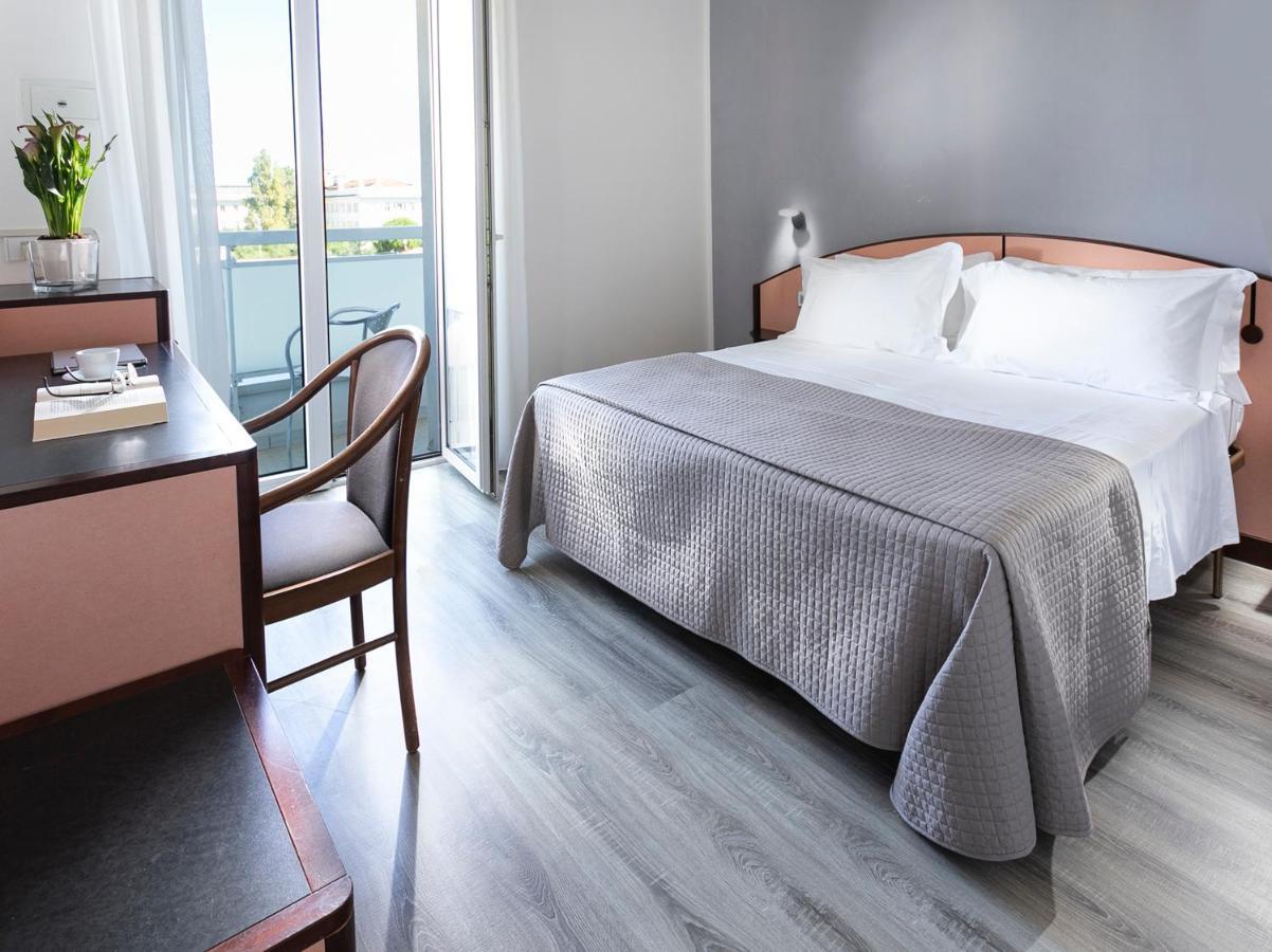 Hotel Zanarini In Centro A 리치오네 외부 사진