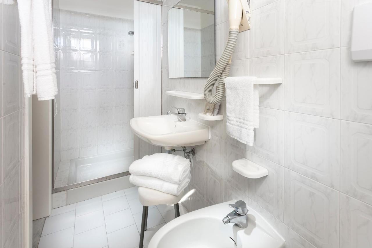 Hotel Zanarini In Centro A 리치오네 외부 사진