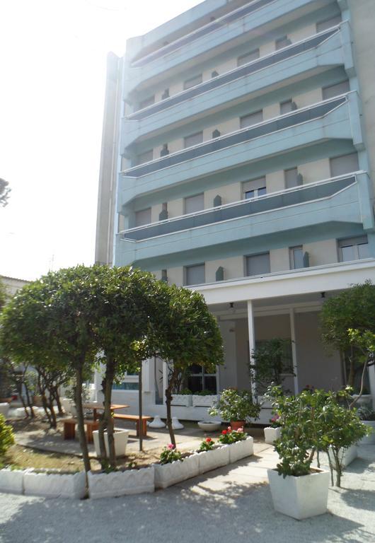 Hotel Zanarini In Centro A 리치오네 외부 사진