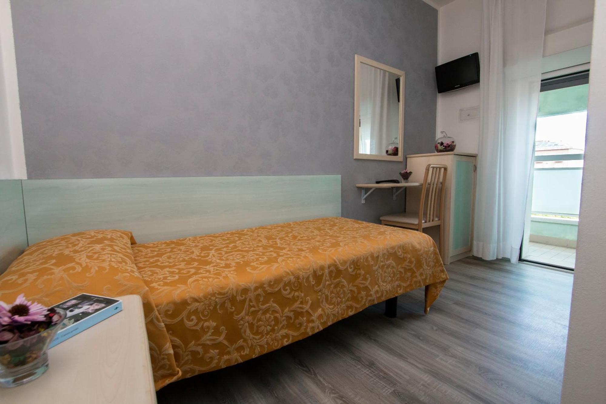 Hotel Zanarini In Centro A 리치오네 외부 사진