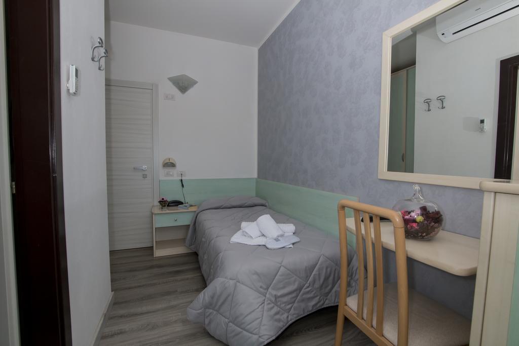 Hotel Zanarini In Centro A 리치오네 객실 사진