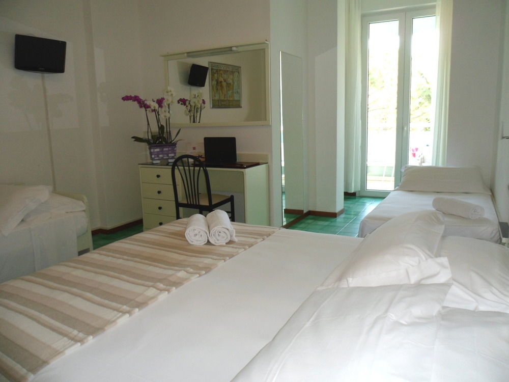 Hotel Zanarini In Centro A 리치오네 외부 사진
