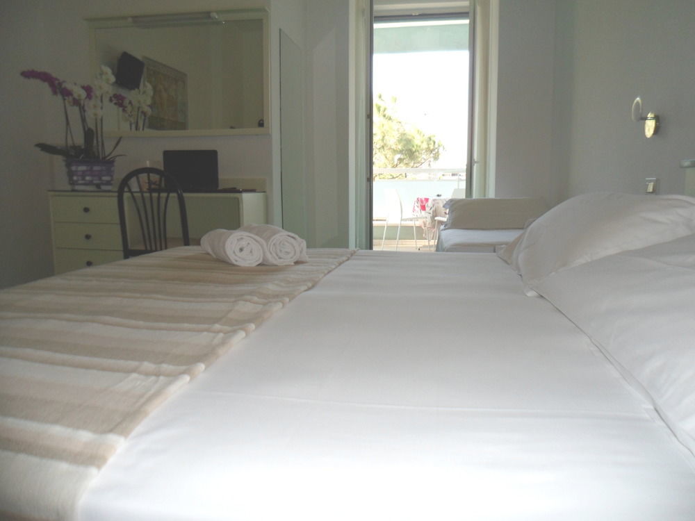 Hotel Zanarini In Centro A 리치오네 외부 사진