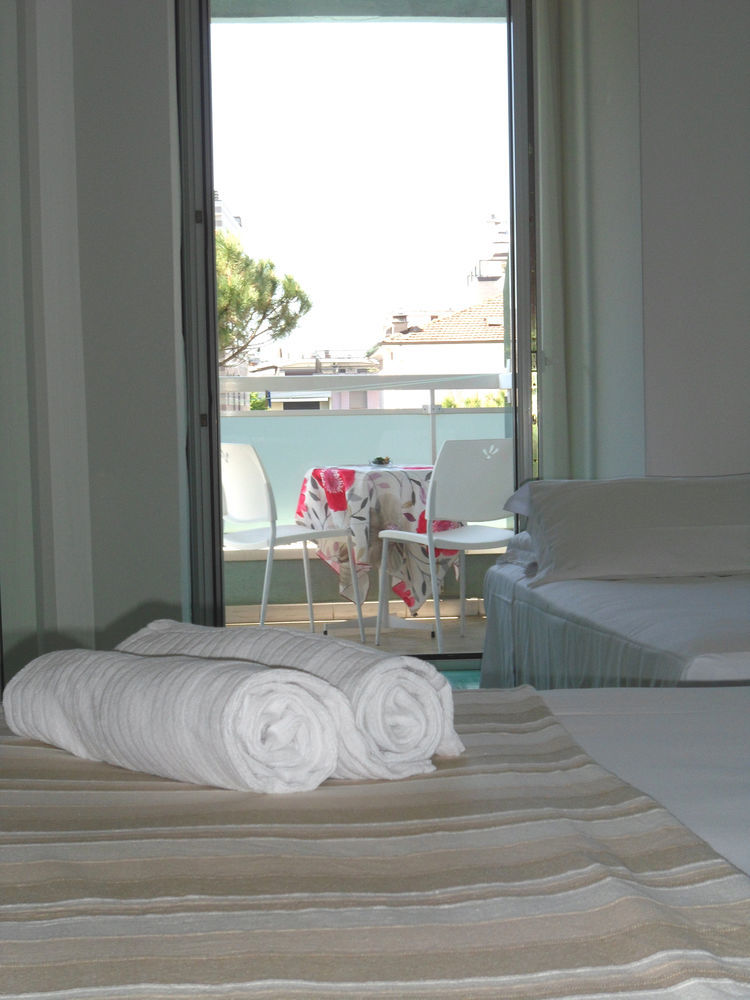 Hotel Zanarini In Centro A 리치오네 외부 사진