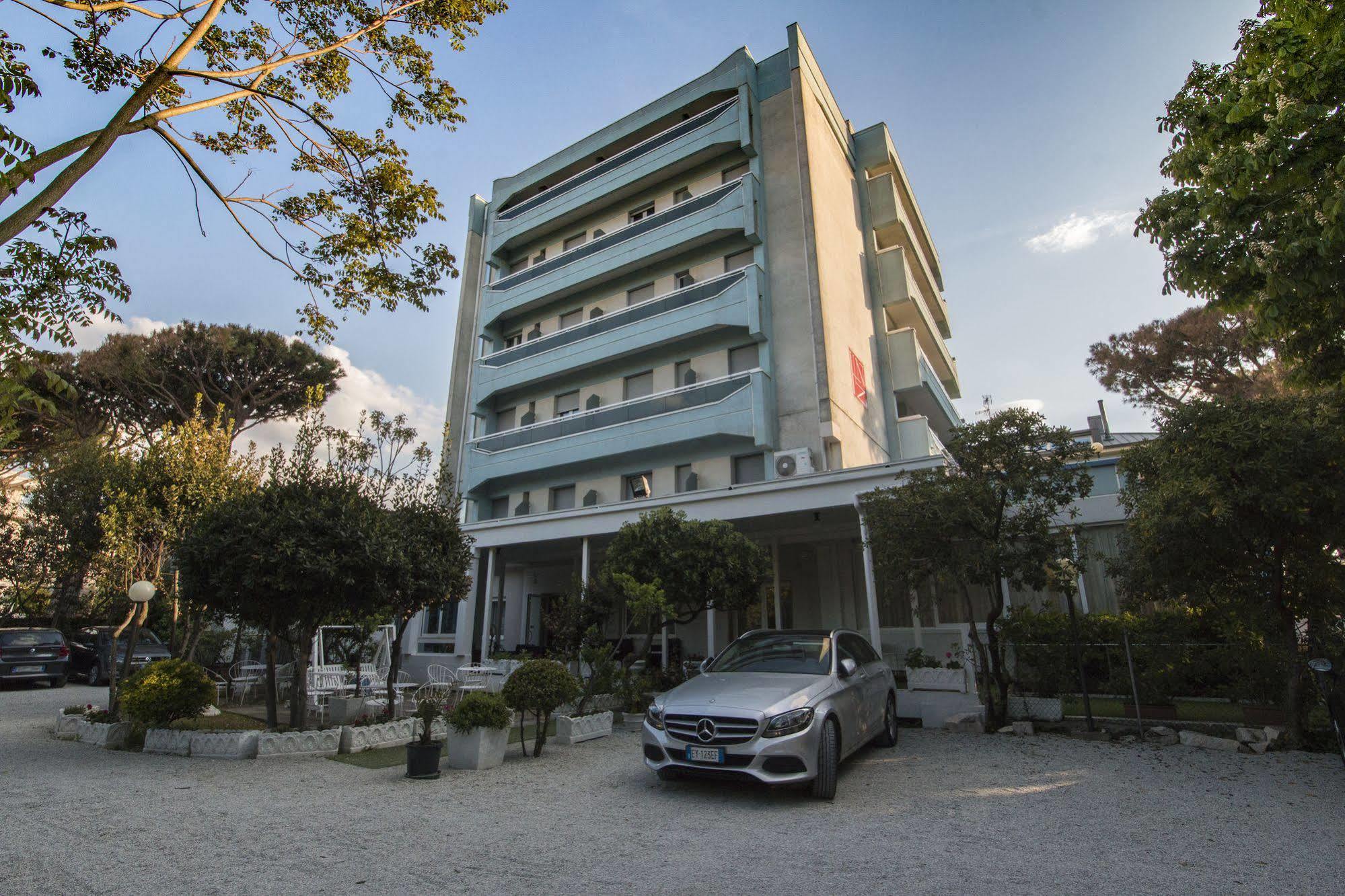 Hotel Zanarini In Centro A 리치오네 외부 사진