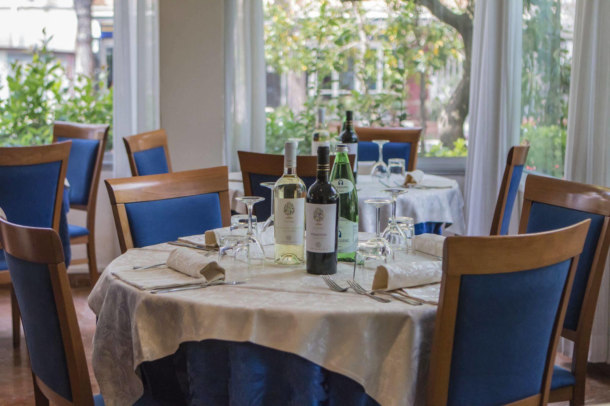 Hotel Zanarini In Centro A 리치오네 외부 사진