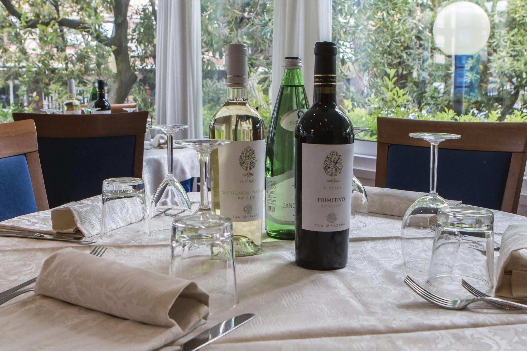 Hotel Zanarini In Centro A 리치오네 외부 사진