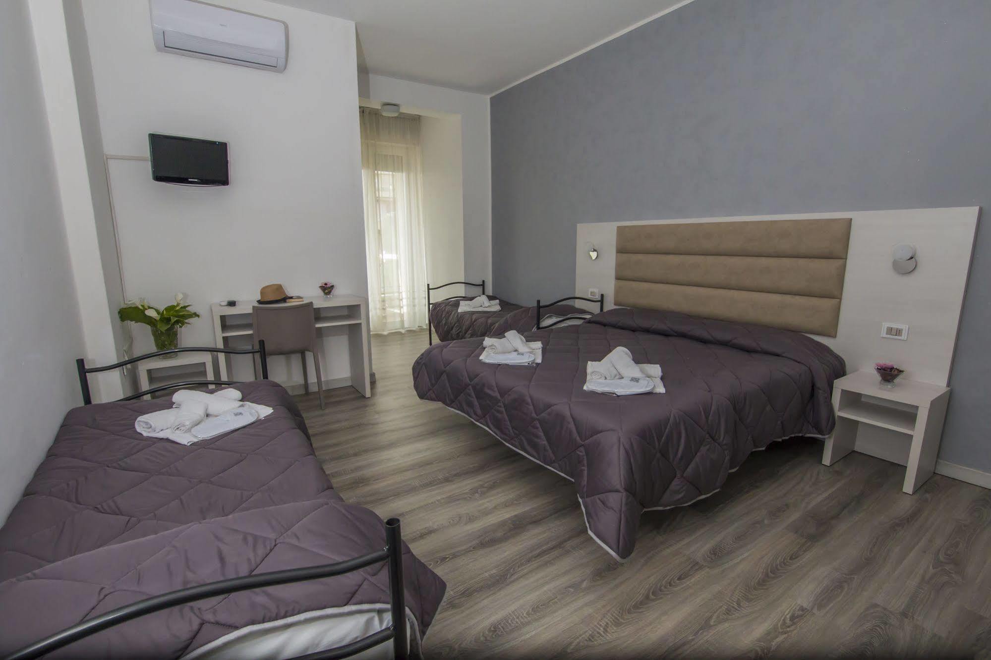 Hotel Zanarini In Centro A 리치오네 외부 사진