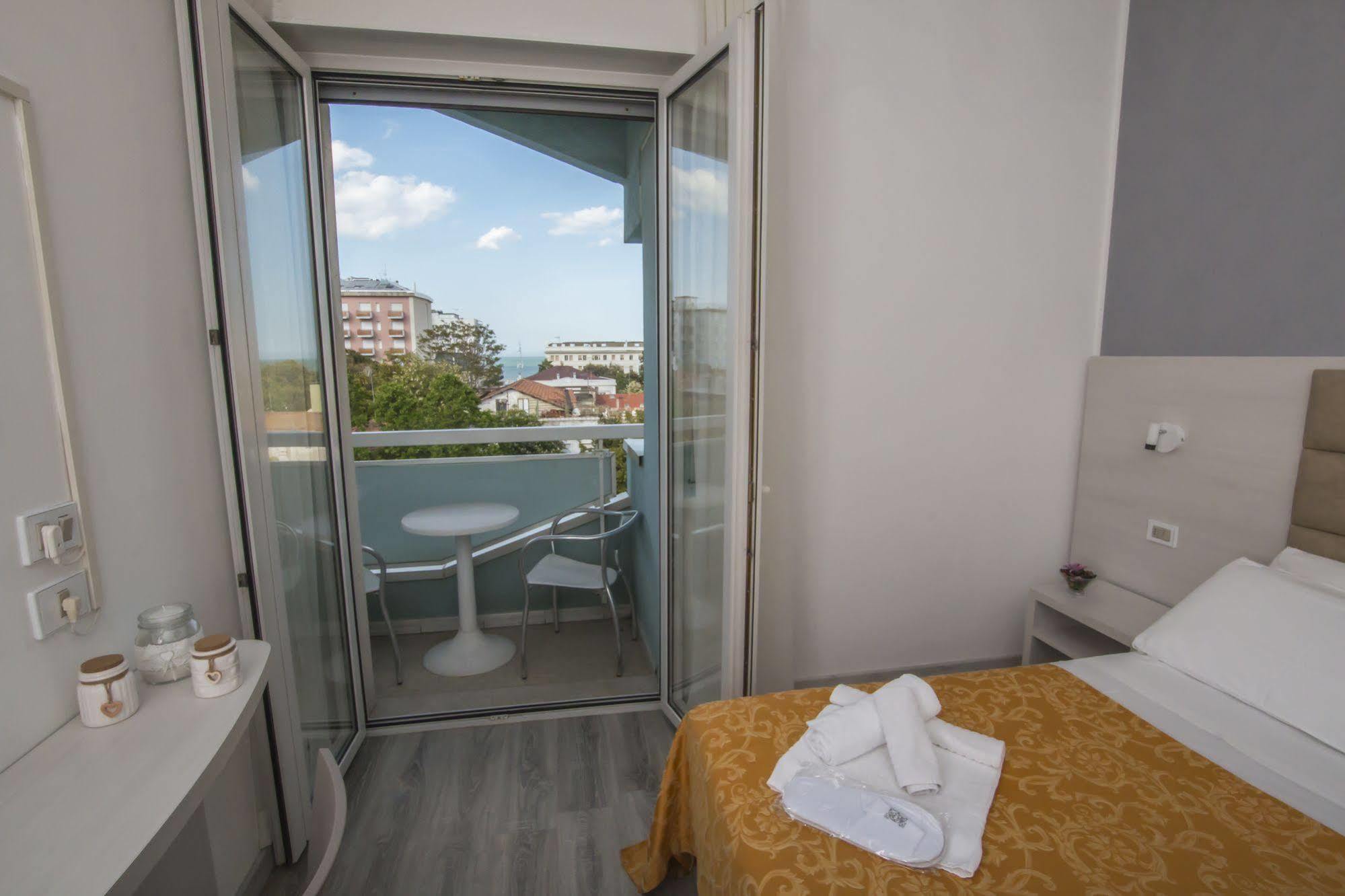 Hotel Zanarini In Centro A 리치오네 외부 사진