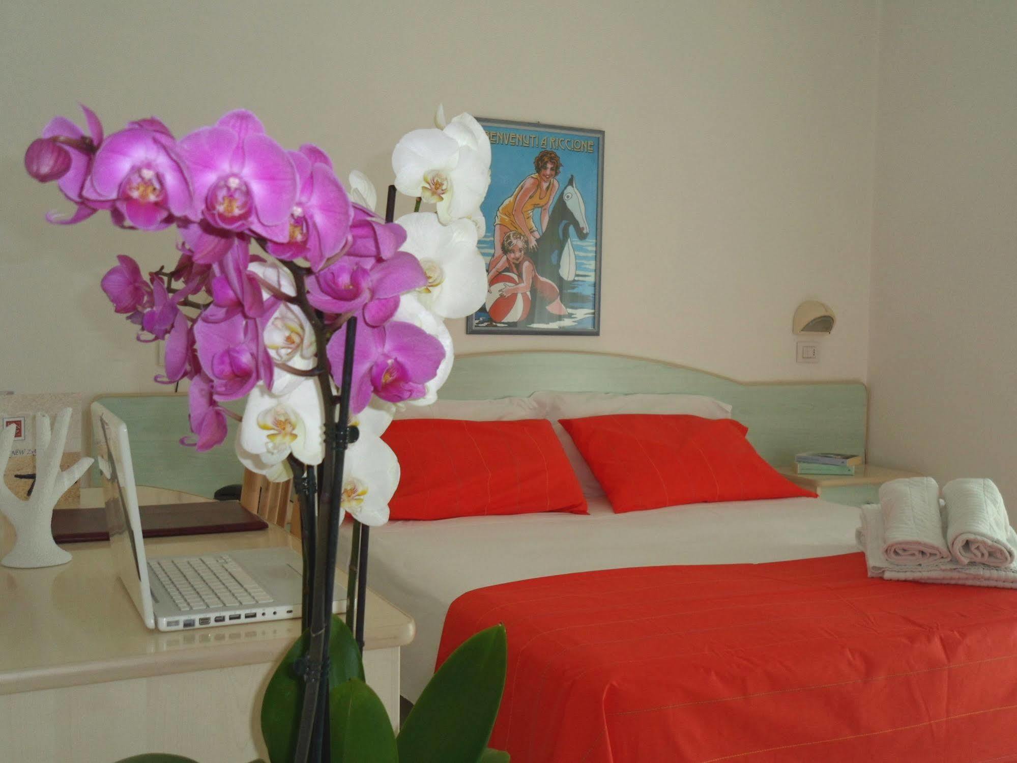 Hotel Zanarini In Centro A 리치오네 외부 사진