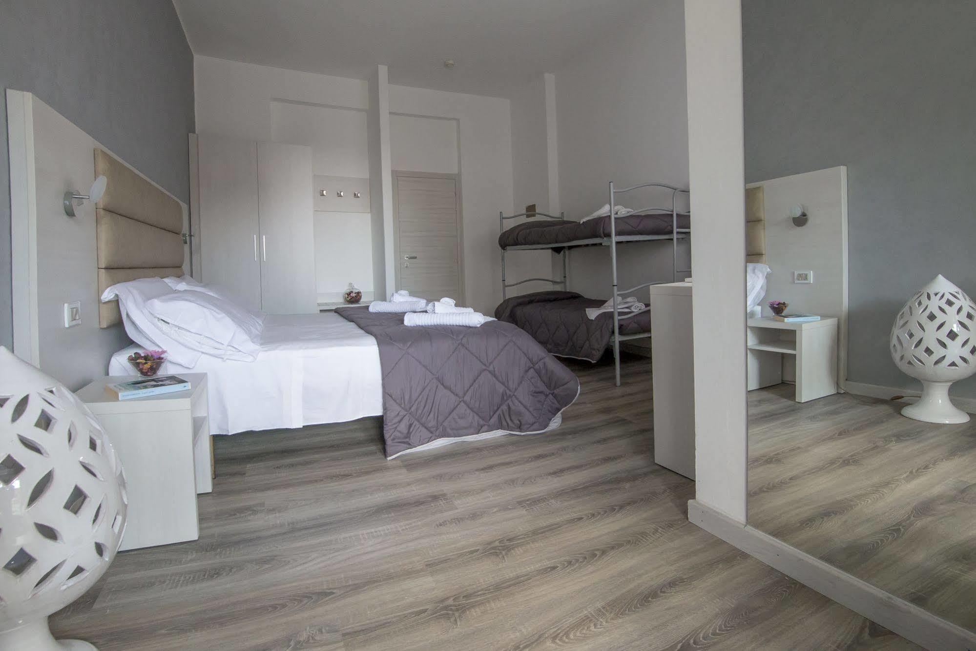 Hotel Zanarini In Centro A 리치오네 외부 사진