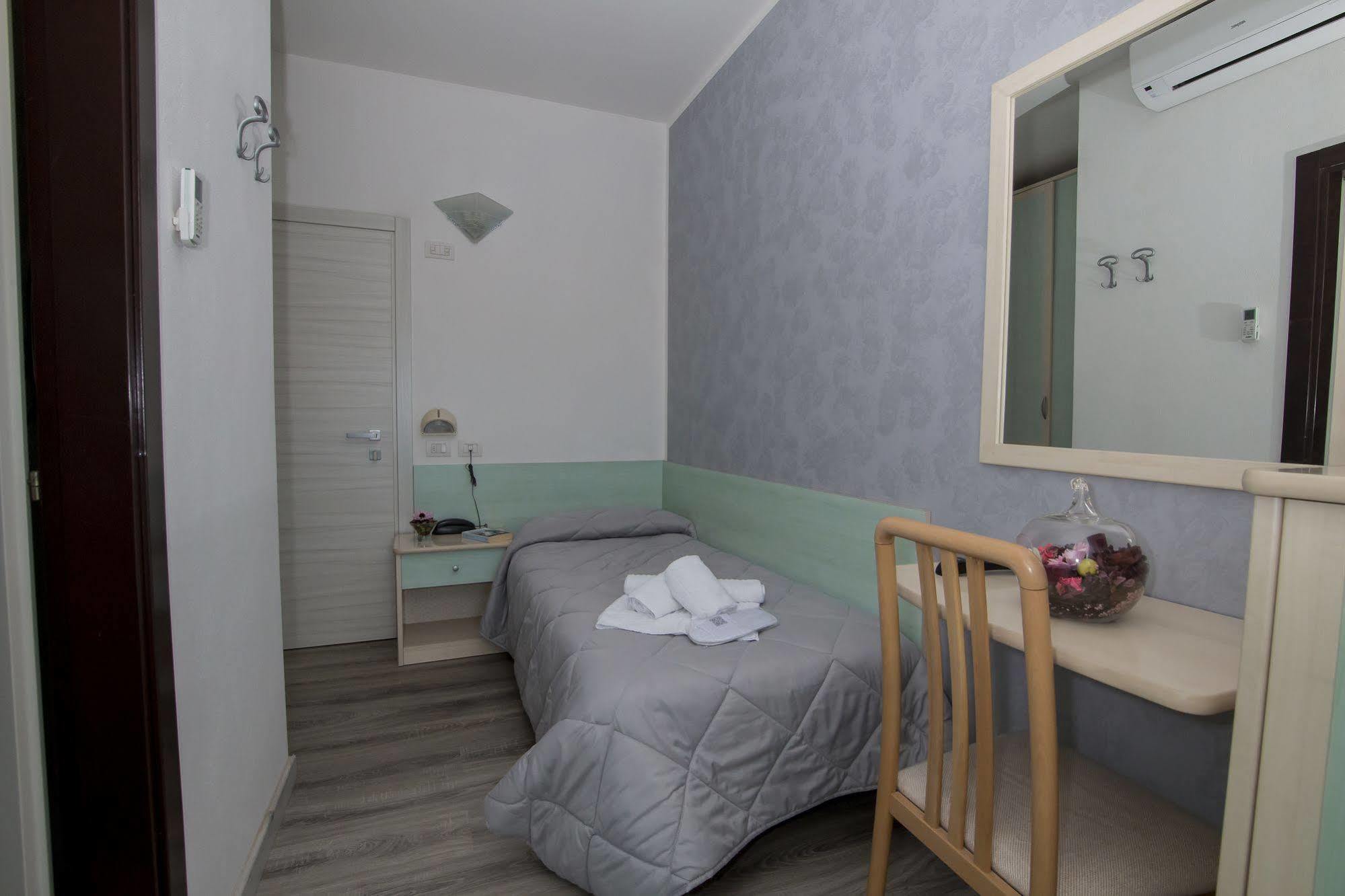 Hotel Zanarini In Centro A 리치오네 외부 사진