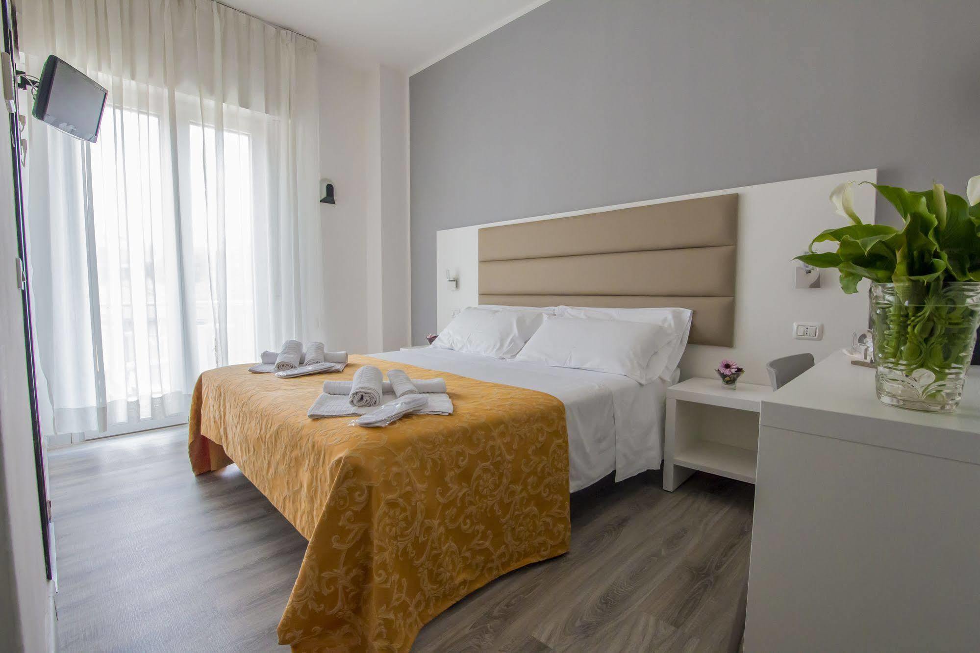 Hotel Zanarini In Centro A 리치오네 외부 사진