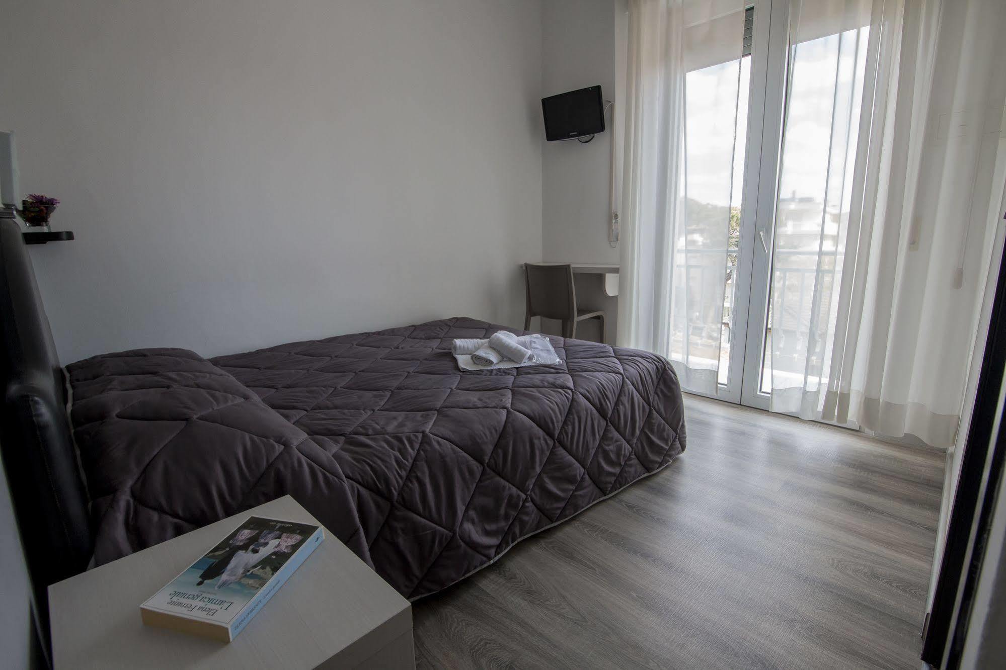 Hotel Zanarini In Centro A 리치오네 외부 사진