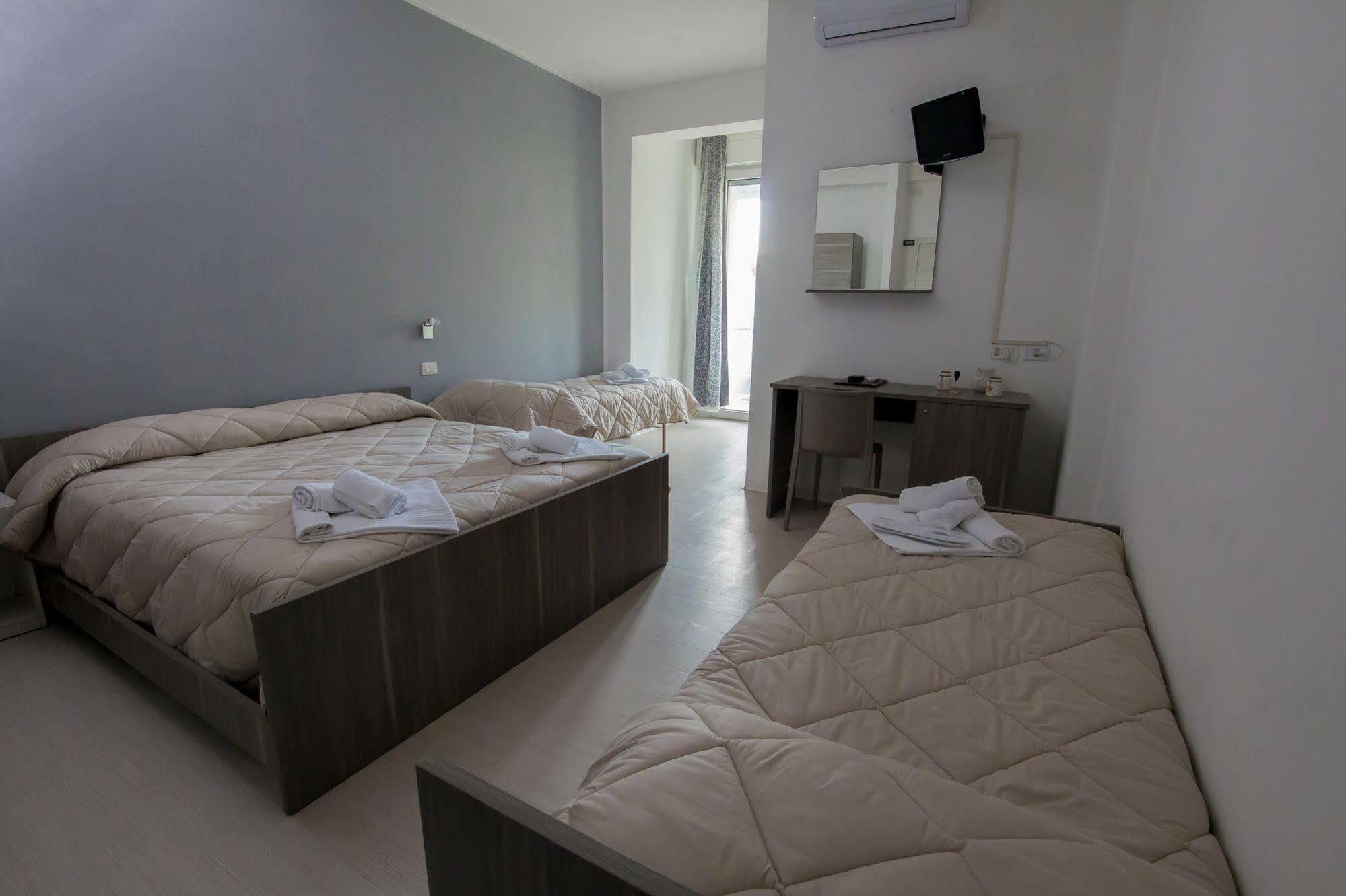 Hotel Zanarini In Centro A 리치오네 외부 사진