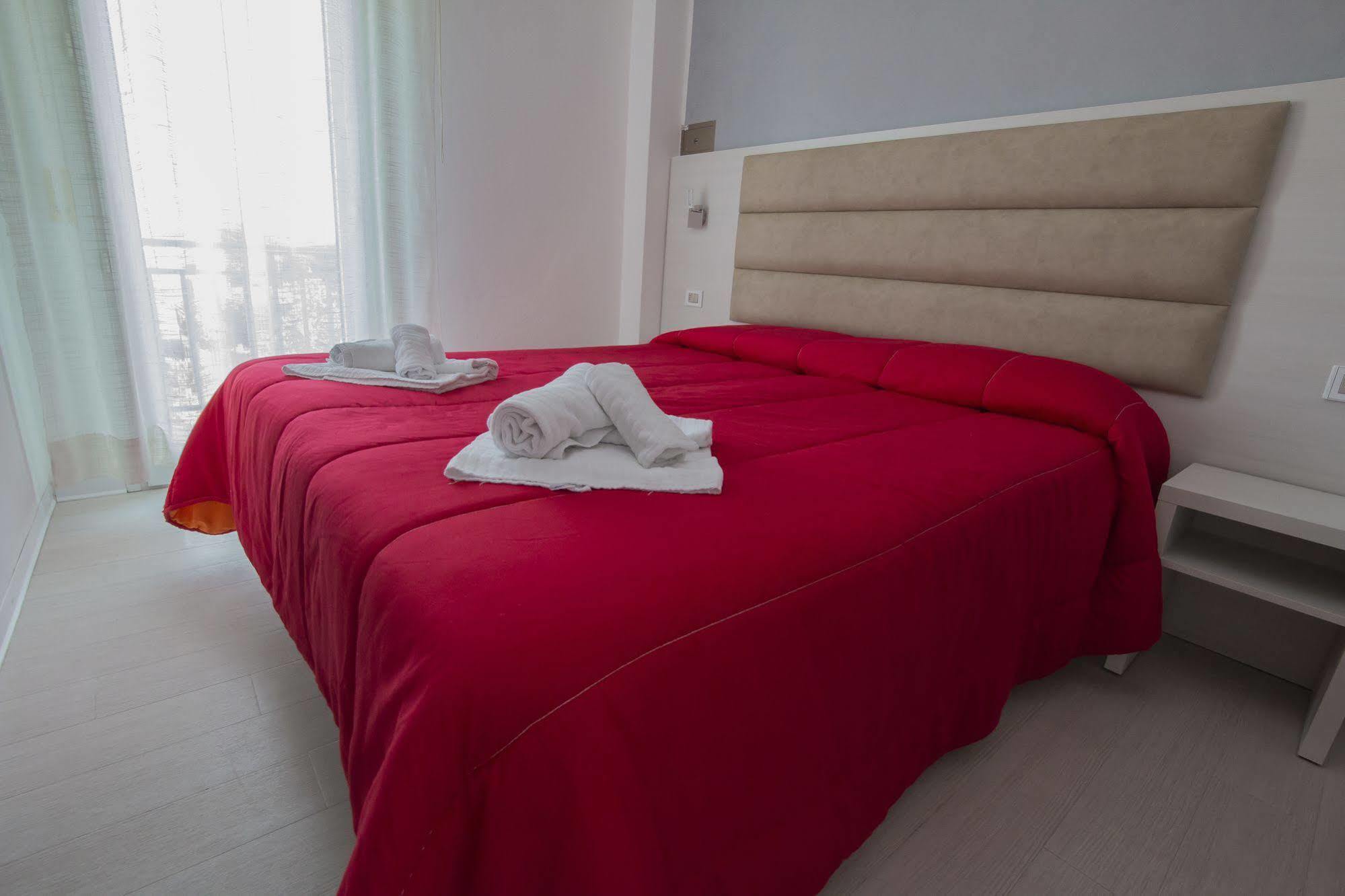 Hotel Zanarini In Centro A 리치오네 외부 사진